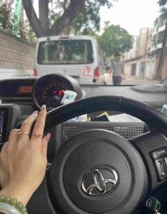 教車師傅工作中